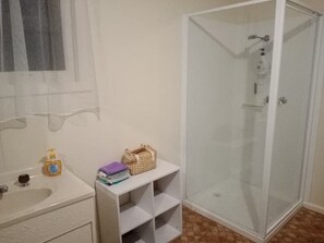 Een douche, handdoeken, toiletpapier