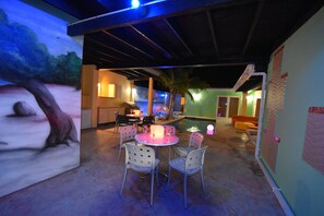 Dining - Villa Monplaisir  -  secluded spot on Palm Beach. Short walk to beach (Noord)