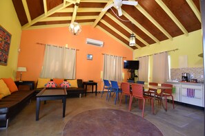 Smart TV, video games, stereo - Villa Monplaisir  -  secluded spot on Palm Beach. Short walk to beach (Noord)