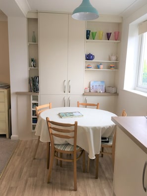 Dining - Large garden, dogs welcome,10 Minutes to Beach, EV charger, solar power, wifi. (Mumby)