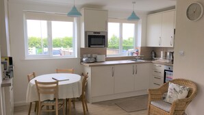 ماكينة لصنع القهوة/الشاي، ثلاجة، ميكروويف، فرن