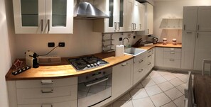 Een koelkast, een magnetron, een oven, een kookplaat