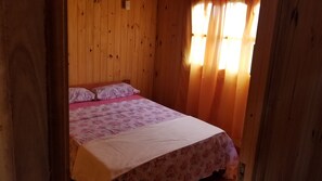 Cabaña, 2 habitaciones, baño privado, 6 personas | Memory-foam beds, iron/ironing board, free WiFi