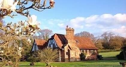 Outstanding Self Catering Cottage With Beautiful Gardens