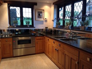 Fridge, microwave, oven, stovetop - Outstanding Self Catering Cottage With Beautiful Gardens (Albourne)