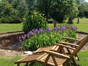 Property grounds - Outstanding Self Catering Cottage With Beautiful Gardens (Albourne)