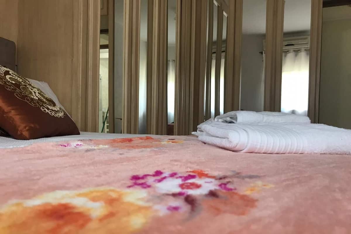 2 bedrooms, iron/ironing board, free WiFi, bed sheets