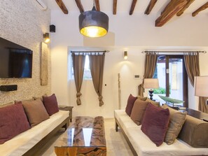 TV, caminetto, impianto stereo