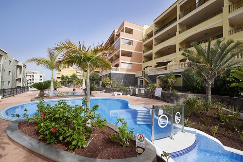 Vistas al mar !!! ¡Apartamento moderno cerca de la playa con una hermosa piscina grande!