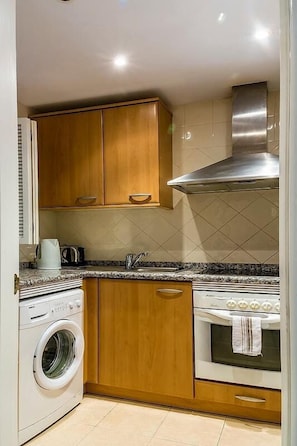 Frigorífico, microondas, horno y placa de cocina
