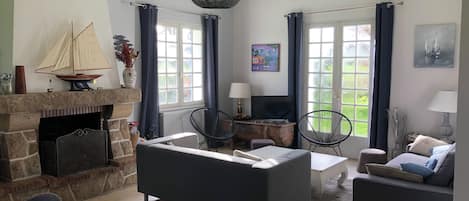 Smart TV, fireplace, books, stereo