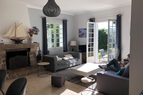 Smart-tv, eldstad, böcker och en stereo