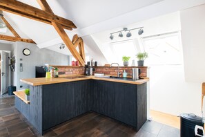 Een koelkast, een magnetron, een oven, een kookplaat