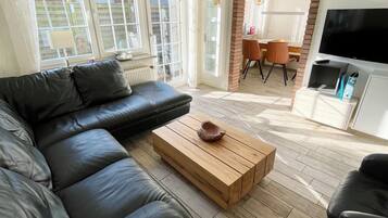 Smart-TV, Kamin, DVD-Player, Bücher