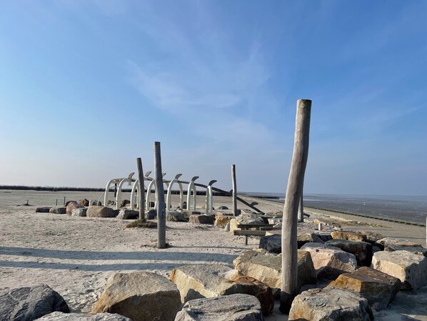 Playa en los alrededores y camastros 