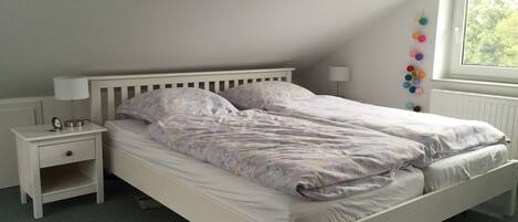 4 habitaciones, tabla de planchar con plancha y cuna de viaje