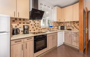 Fridge, microwave, stovetop, dishwasher