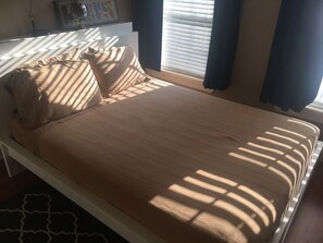 2 habitaciones, tabla de planchar con plancha y cuna de viaje 