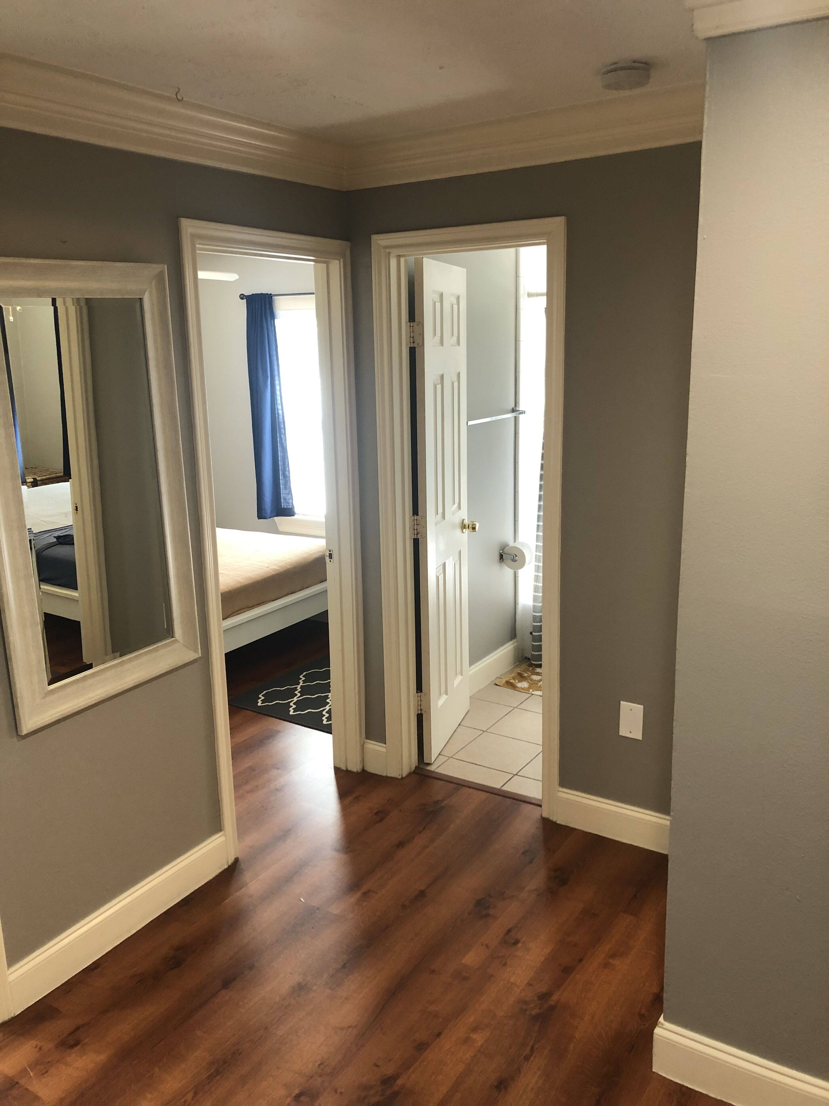 2 habitaciones, tabla de planchar con plancha y cuna de viaje 