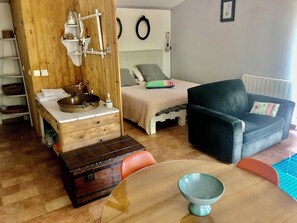 Iron/ironing board, free WiFi, bed sheets