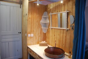 Badekar, hårføner, håndklær og såpe