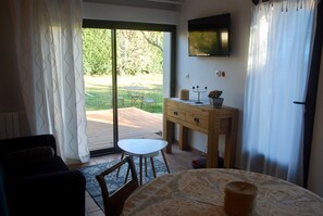 Televisión, reproductor de DVD y libros