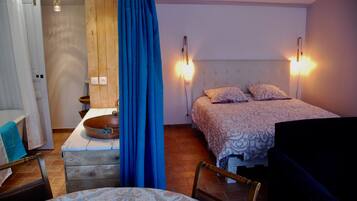 Tabla de planchar con plancha, wifi, ropa de cama