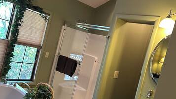 Shower, jetted bath, hair dryer, towels