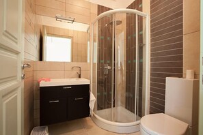 Shower, hair dryer, towels - Across from the Acropolis and ten minute walk to Plaka, the old city of Athens. (Athens)