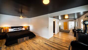 2 bedrooms, desk, free WiFi, bed sheets