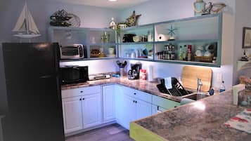 Een koelkast, een magnetron, een oven, een kookplaat