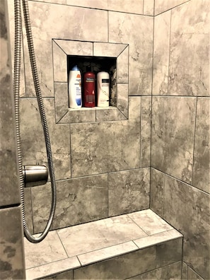 Ducha, secador de pelo y toallas