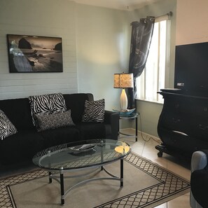 Smart TV, DVD player, books - 3 Minutes Walk to Beach Cozy Townhouse-UNIT 2 QUOTED-1Bd/1Ba/LR/FR/Full Kitchen. (Daytona Beach)