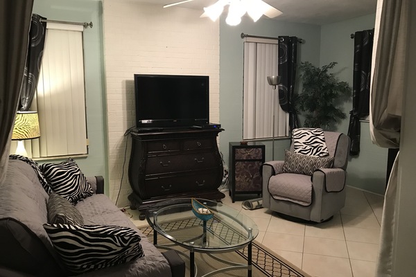 Large Unit#2 Fam. Room- Queen Sofa bed-Memory Foam Mattress Curtains for privacy