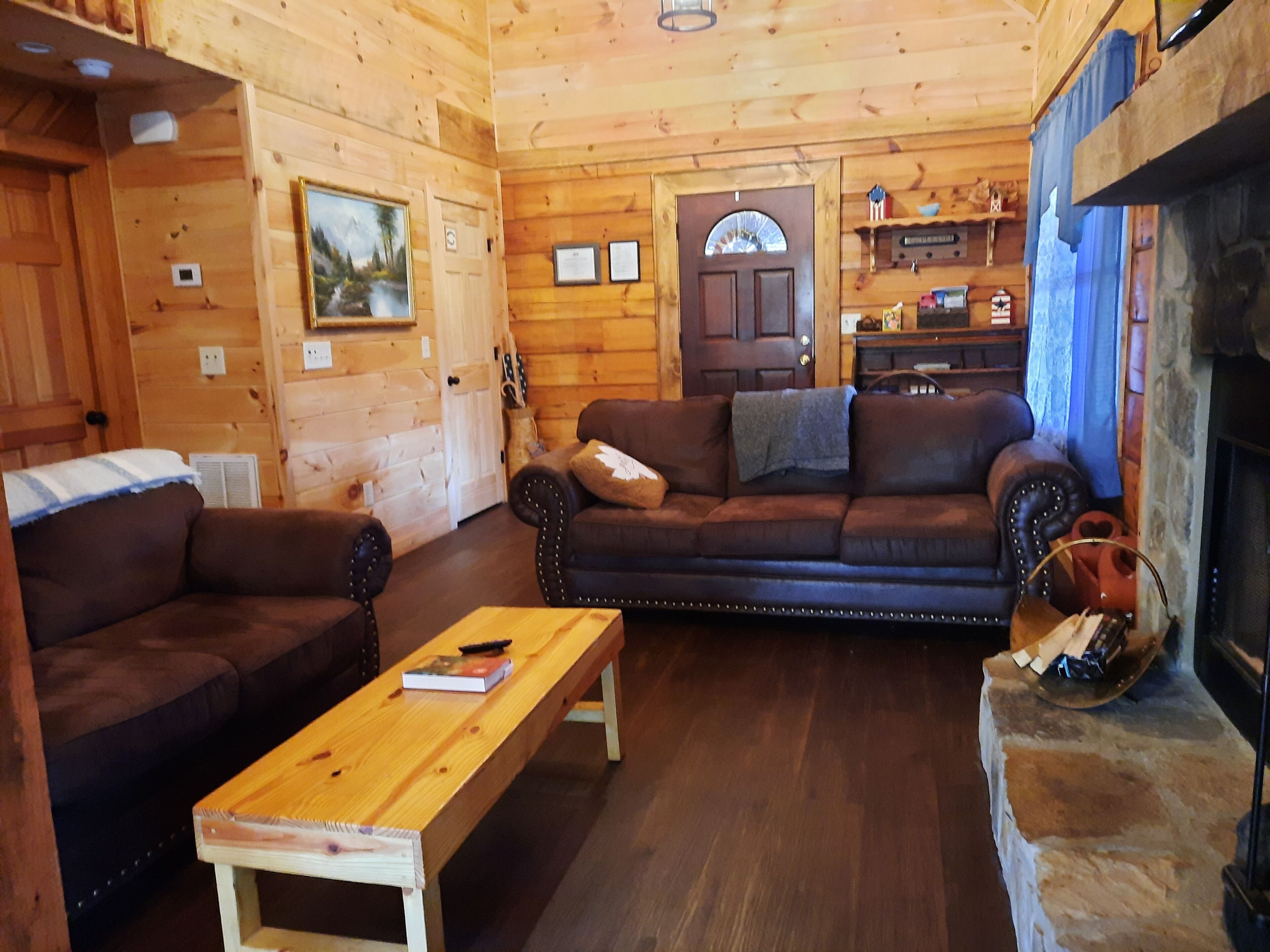 TV connectée, cheminée, lecteur de DVD, baby-foot