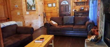 Smart TV, chimenea, reproductor de DVD, futbolito