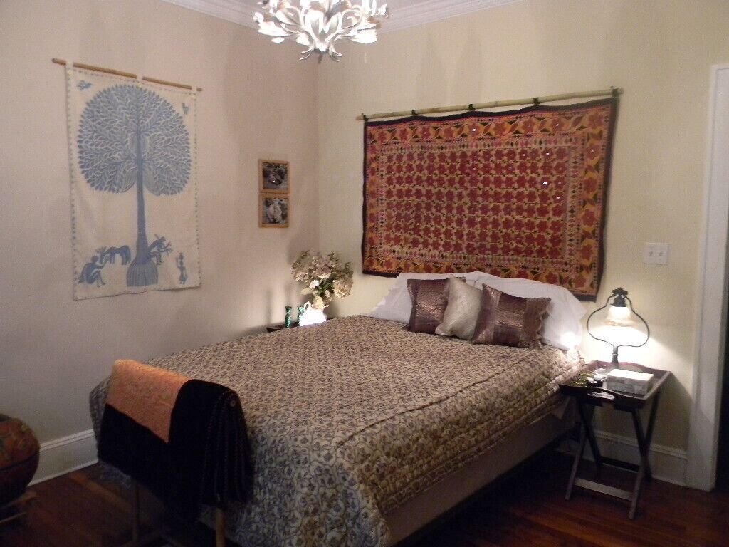 Beautiful & Large Bedroom  in B&B in Exquiste  Tropical  Home- Centrally located