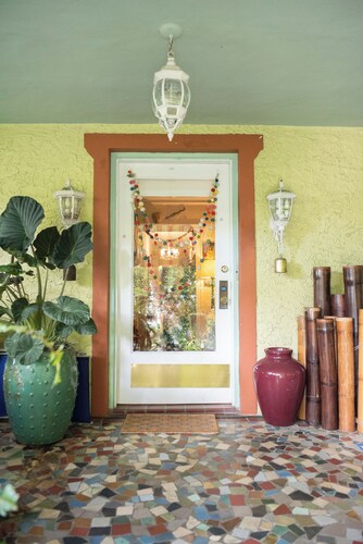 Beautiful & Large Bedroom  in B&B in Exquiste  Tropical  Home- Centrally located