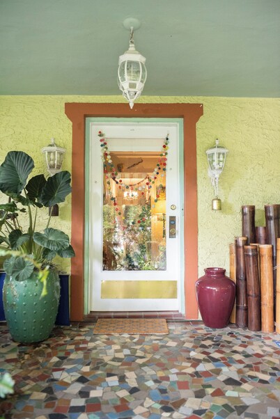 Beautiful & Large Bedroom  in B&B in Exquiste  Tropical  Home- Centrally located