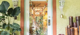 Beautiful & Large Bedroom in B&B in Exquiste Tropical Home- Centrally located