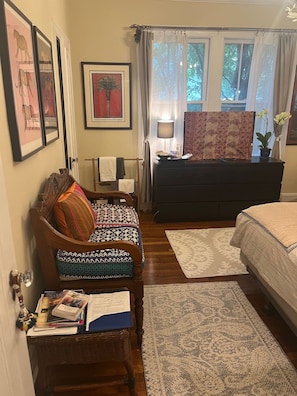 1 bedroom, iron/ironing board, WiFi, bed sheets - Beautiful & Large Bedroom  in B&B in Exquiste  Tropical  Home- Centrally located (Miami)