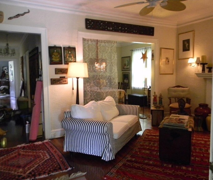 Beautiful & Large Bedroom In B&b In Exquiste Tropical Home- Centrally Located - Miami Lakes, FL