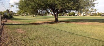 Meravigliosa vista golf! Campo da golf casa, a 2 isolati dal centro ricreativo Fairway.