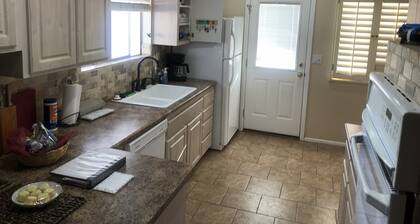 Ihana Golf View! Golfkenttä Home, 2 korttelin päässä Fairway virkistyskeskuksesta.