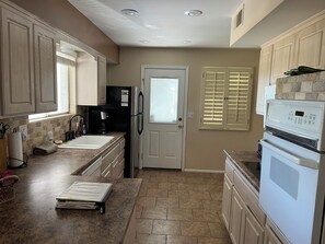 Frigorífic, microones, forn i placa de cuina 