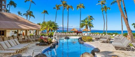 Una piscina al aire libre, una piscina climatizada