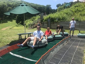 Property grounds - Cozy Wintergreen Retreat- Clean, Updated & Convenient, King Bed, Non-Smoking (Wintergreen Resort)