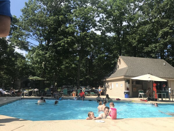 Outdoor pool - Cozy Wintergreen Retreat- Clean, Updated & Convenient, King Bed, Non-Smoking (Wintergreen Resort)