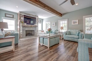 Smart TV, fireplace, DVD player, ping pong