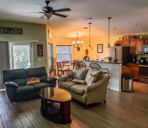 Smart TV, videogames, DVD player, pebolim